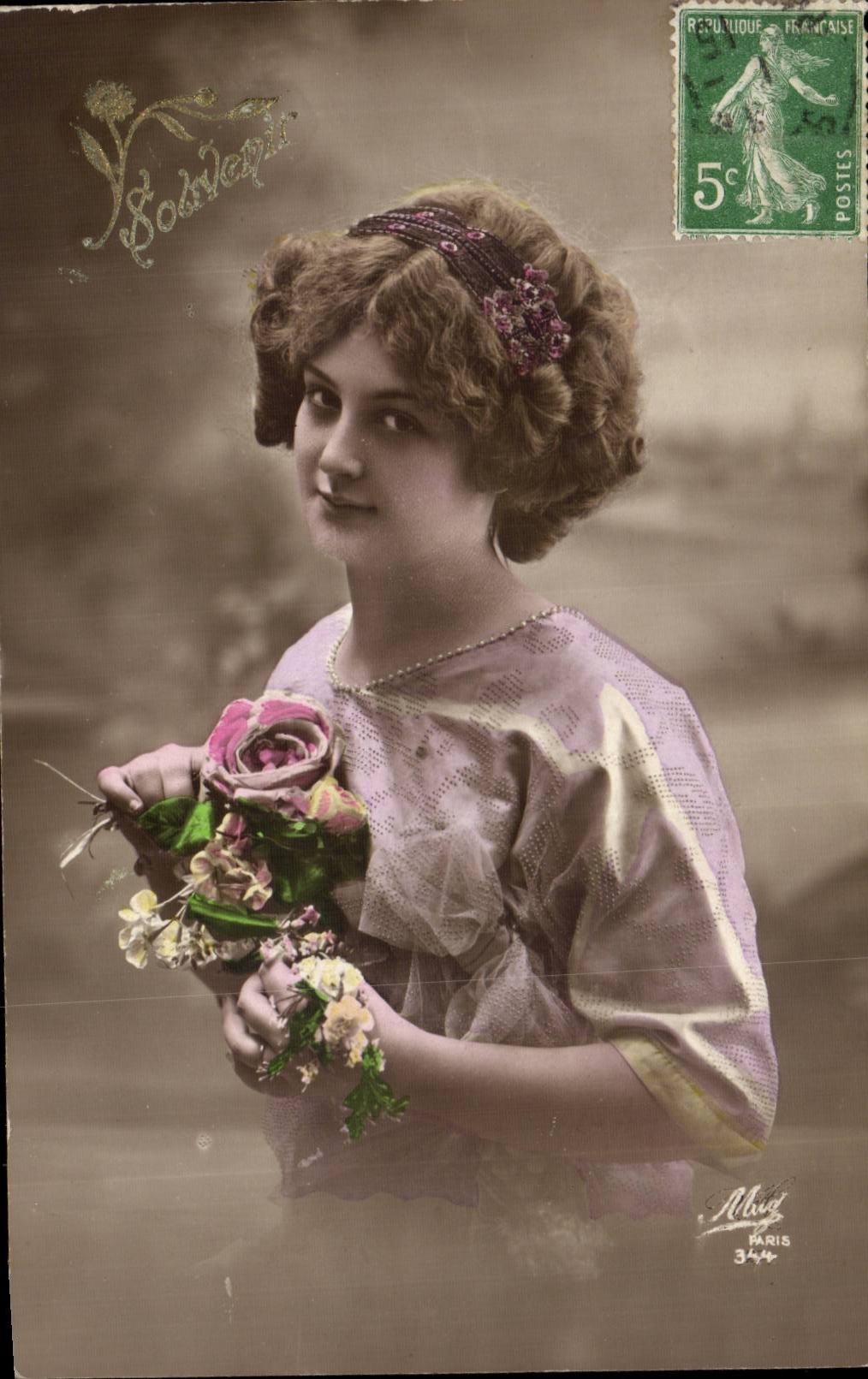 Jeune femme tenant un bouquet — Souvenir — Albu, Paris, n°344