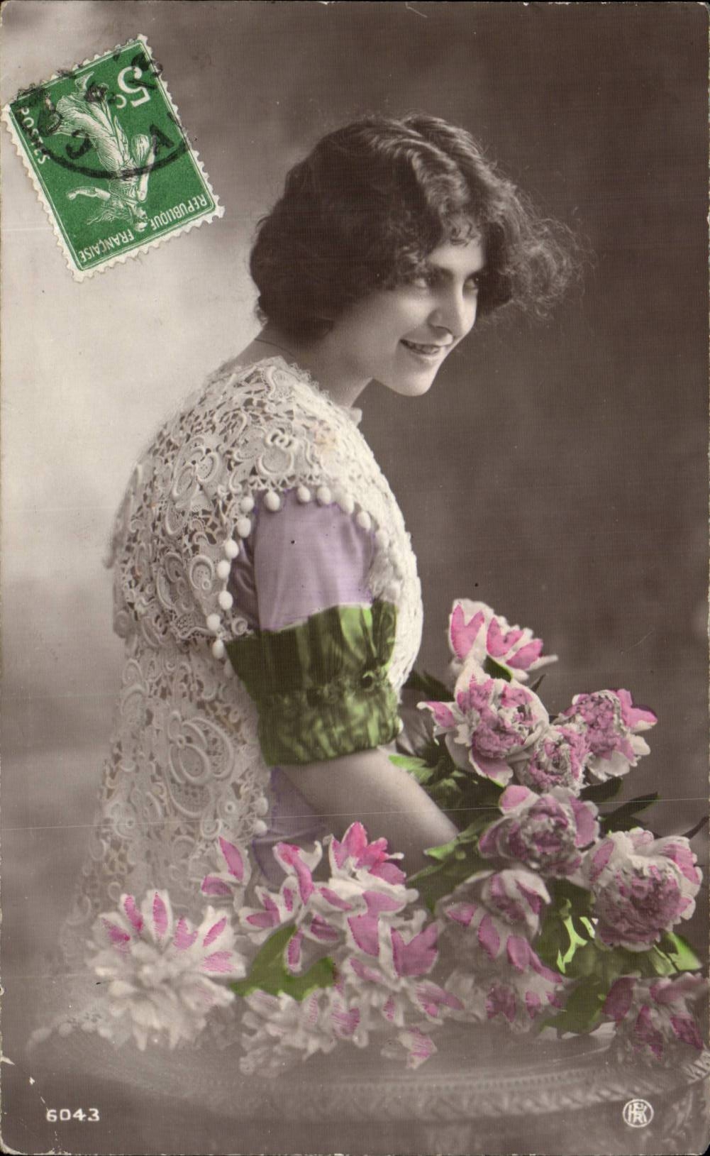 Jeune femme avec bouquet de pivoines — éditeur R. 6043