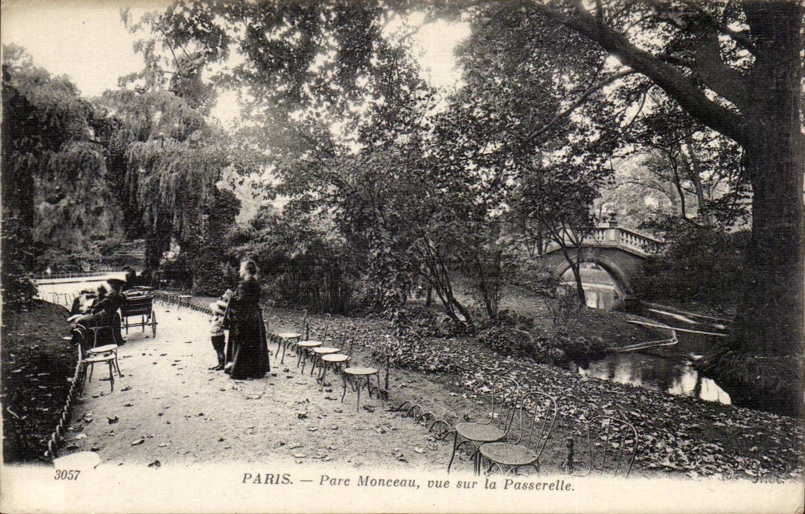 Paris CPA Parc Monceau vue sur la passerelle