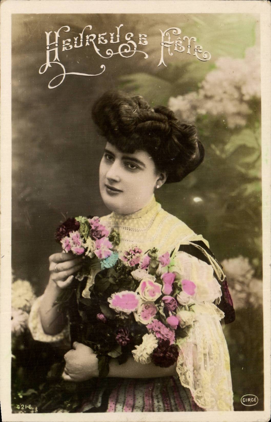 Femme souriante tenant un bouquet — Heureuse Fête — CIRCÉ, n° 421-6