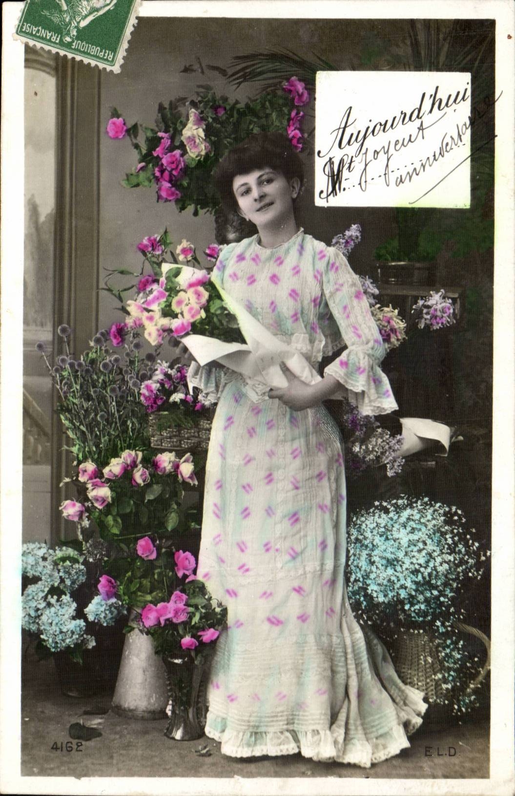 Femme en robe à motifs — fleurs — E.L.D. n° 4162