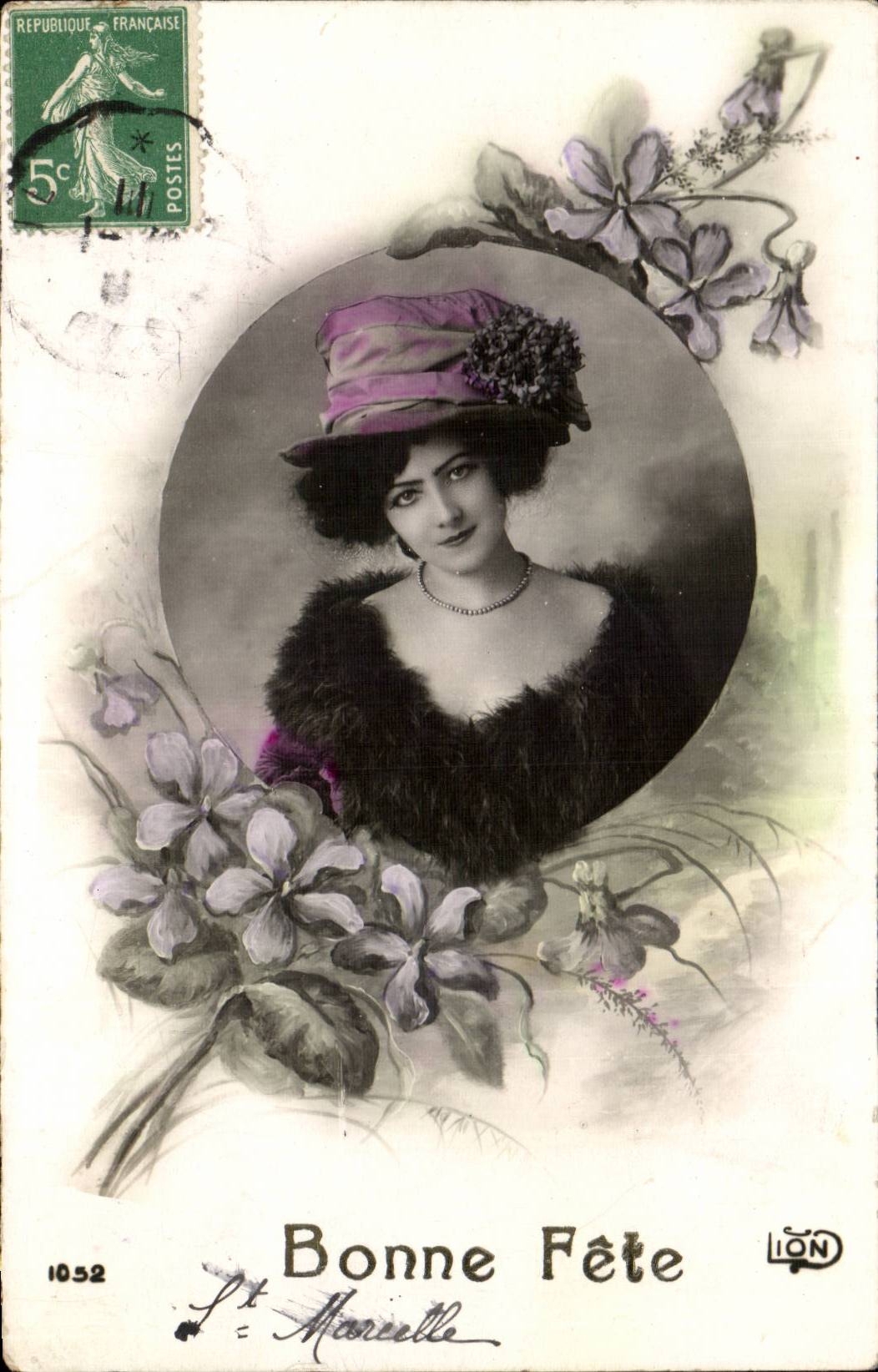Femme en chapeau violet — Bonne Fête — LION, n°1052