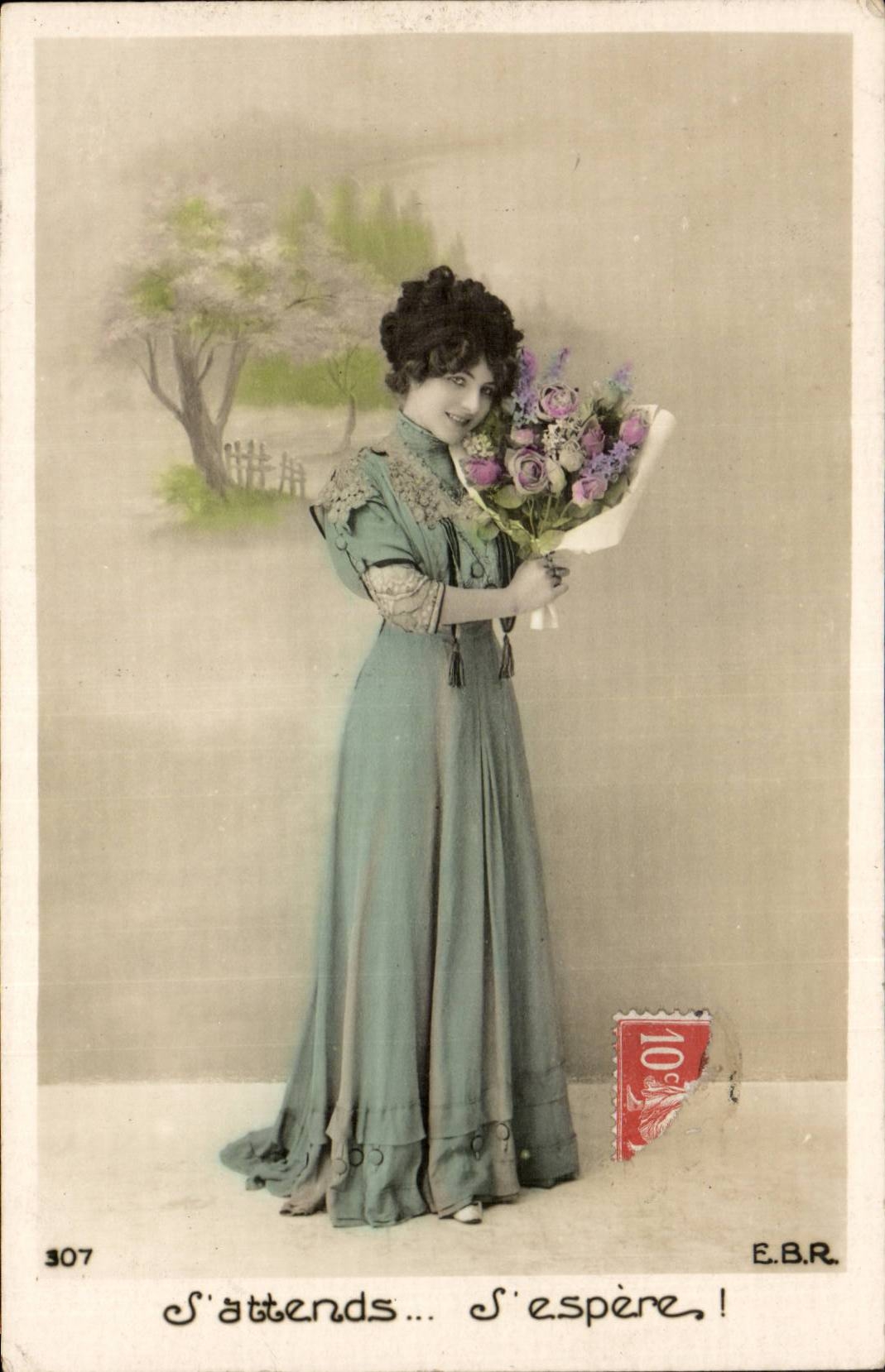 Joven mujer en vestido azul pálido sosteniendo un ramo — E.B.R. n°307