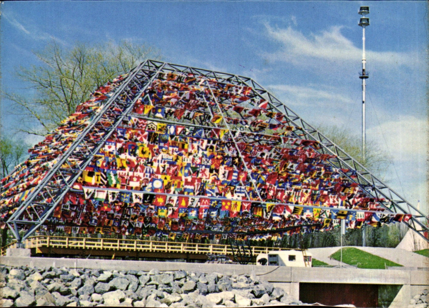 CPM Exposition nationale suisse Lausanne 1964 La pyramide des drapeaux