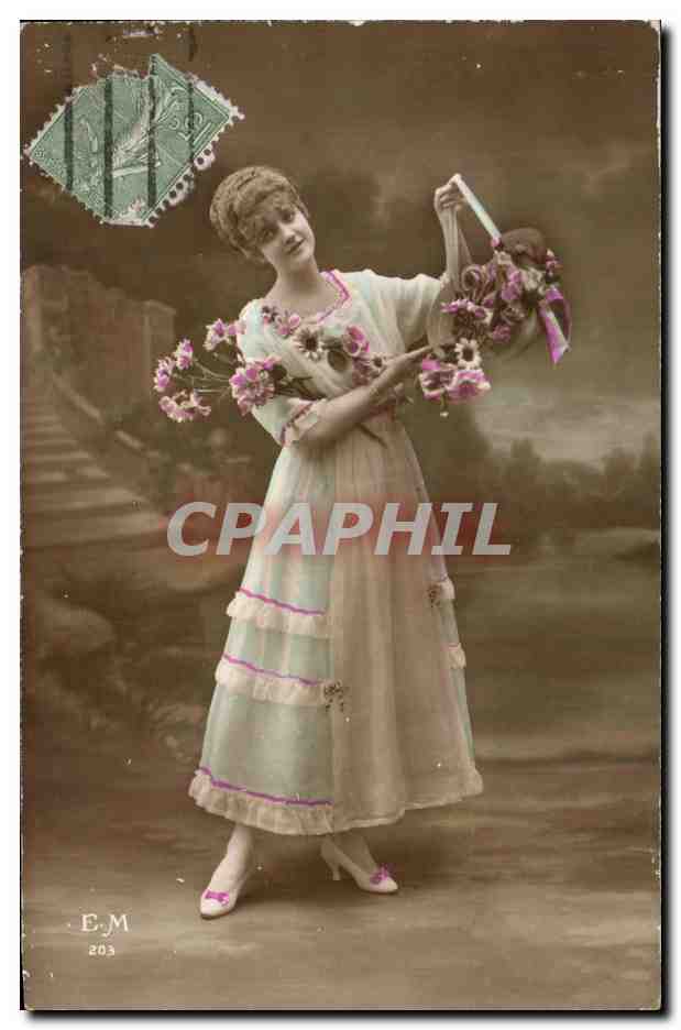 Jeune femme en robe à volants tenant un bouquet — E.M. 203