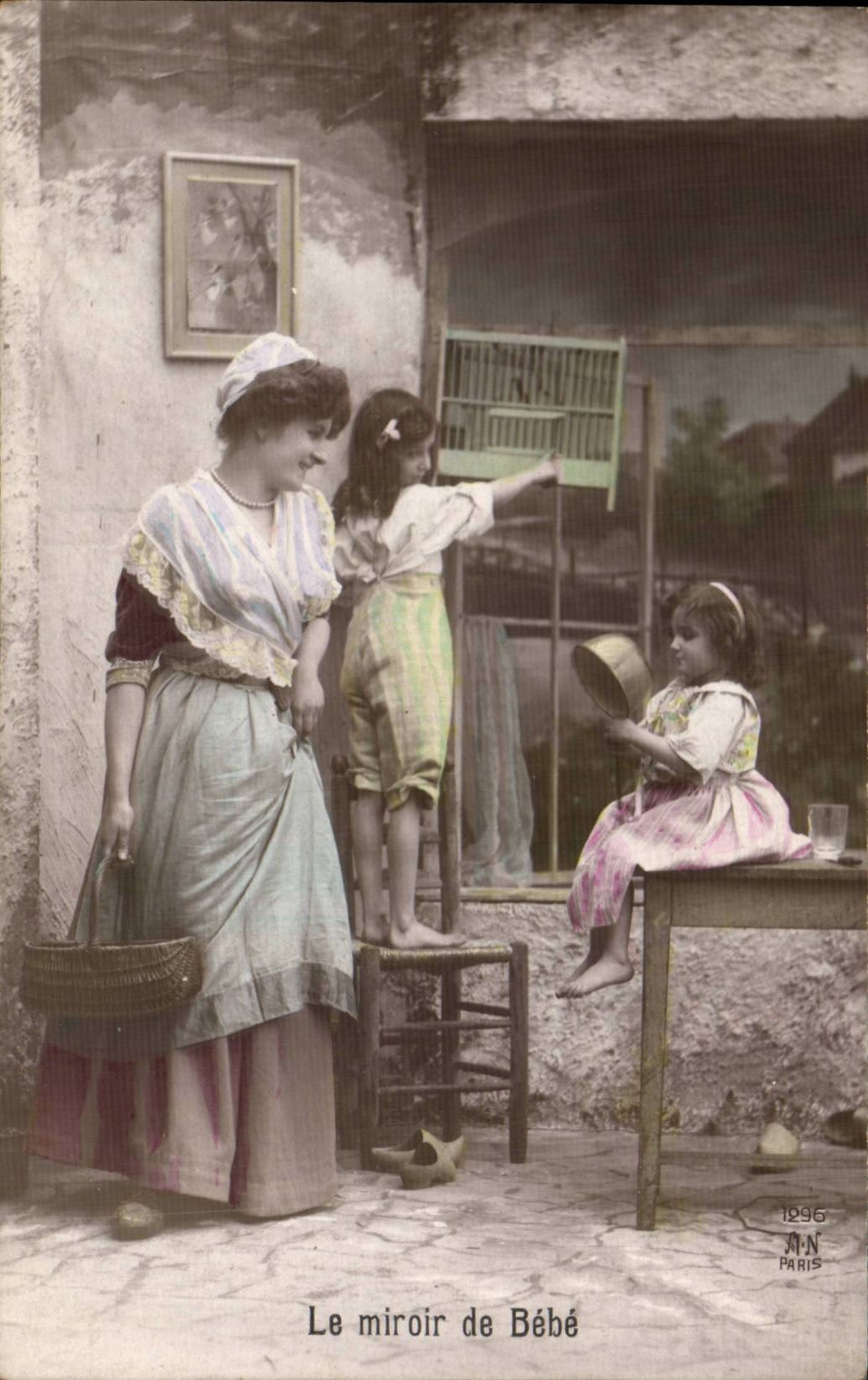 CPA FAntaisie Femme le miroir de bebe