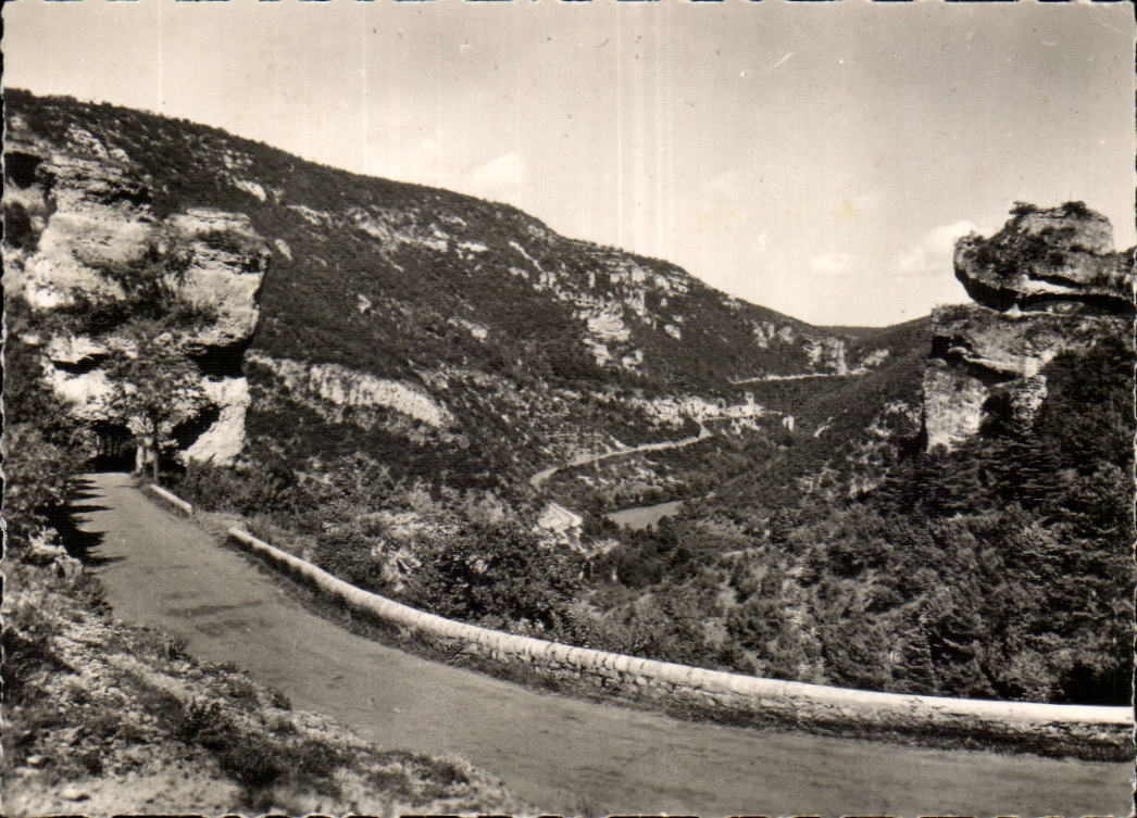 Gorges du Tarn — Sur la Route du Point Sublime (près de la Canourge) — Le Sabot, le Tunnel de Maleyre et la Route de Sainte-Enimie — Éditeur FLOR, n° 9778