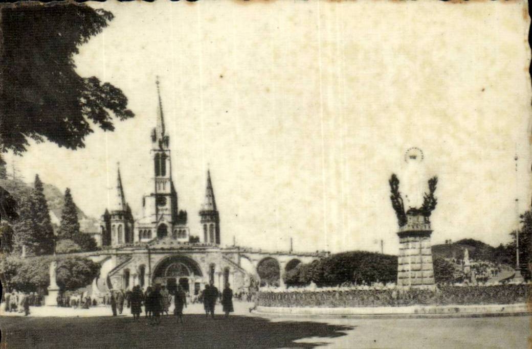 CPSM Lourdes La basilique et la vierge couronnee