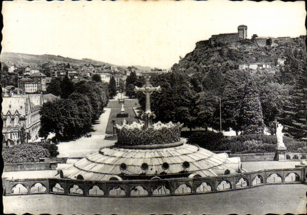 CPSM Lourdes Vue sur l'esplanade le couronne et le chateau