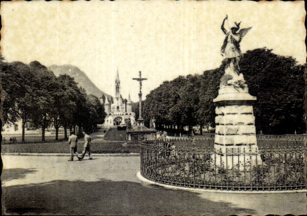 Lourdes — St Michel, la Basilique et l'Esplanade — CPAPHIL