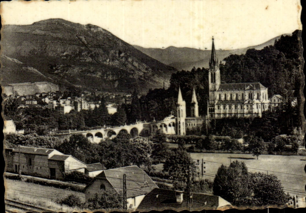 CPSM Lourdes la basilique la ville et le pic du Jer