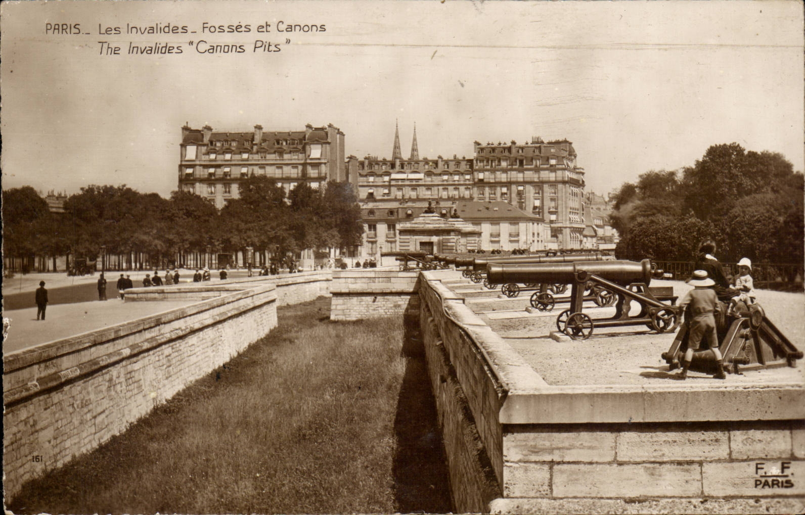 Paris CPA Les Invalides Fosses et canons 