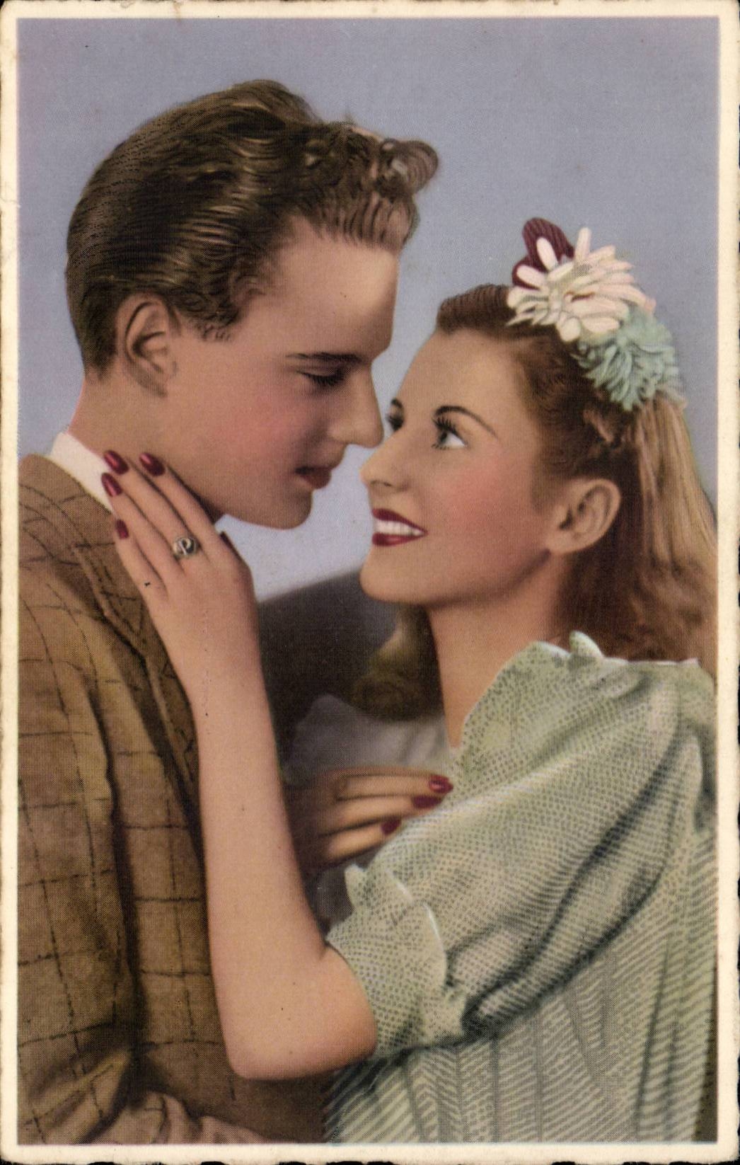 Jeune couple enlacé — éditeur inconnu, n° de série non visible