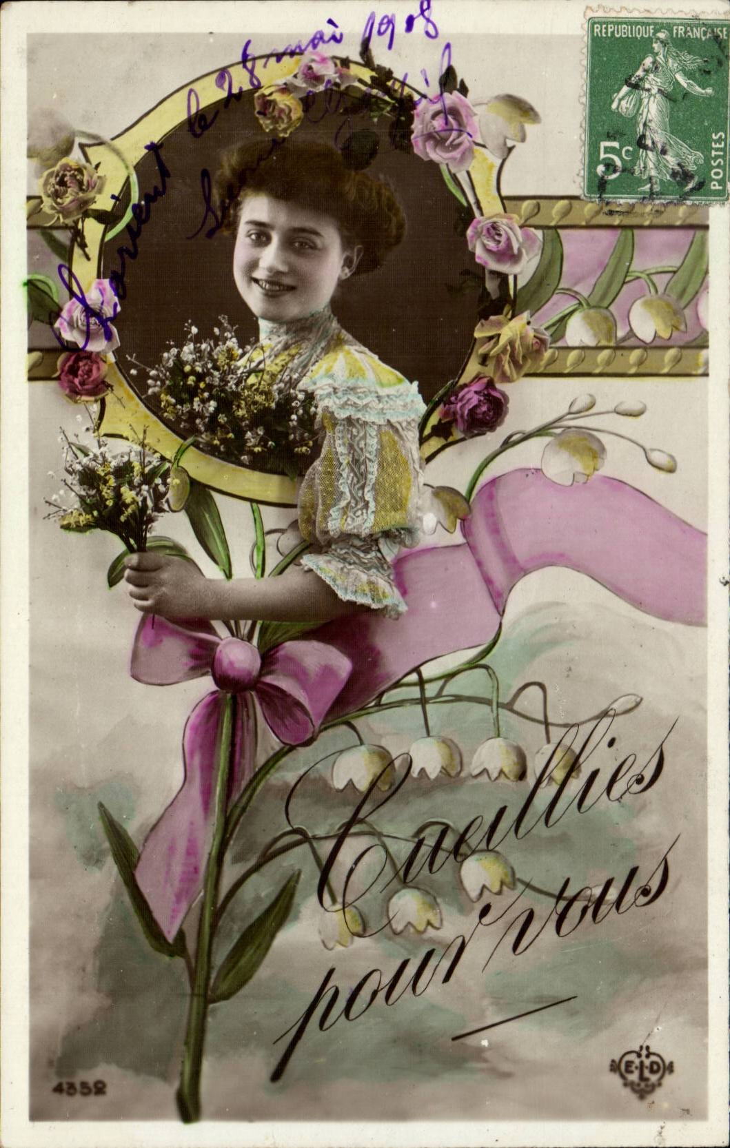 Jeune femme souriante — avec bouquet de fleurs — éditeur E.D. n°4352