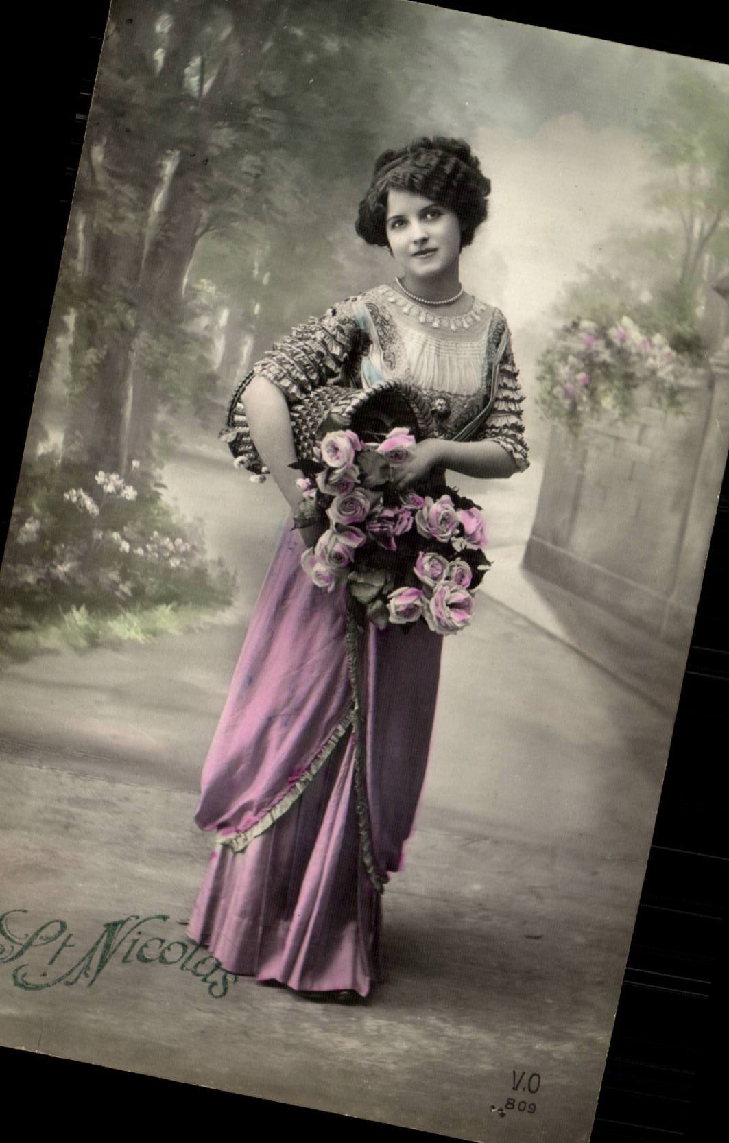 Jeune femme en robe violette tenant un panier de roses — St Nicolas, n° 809