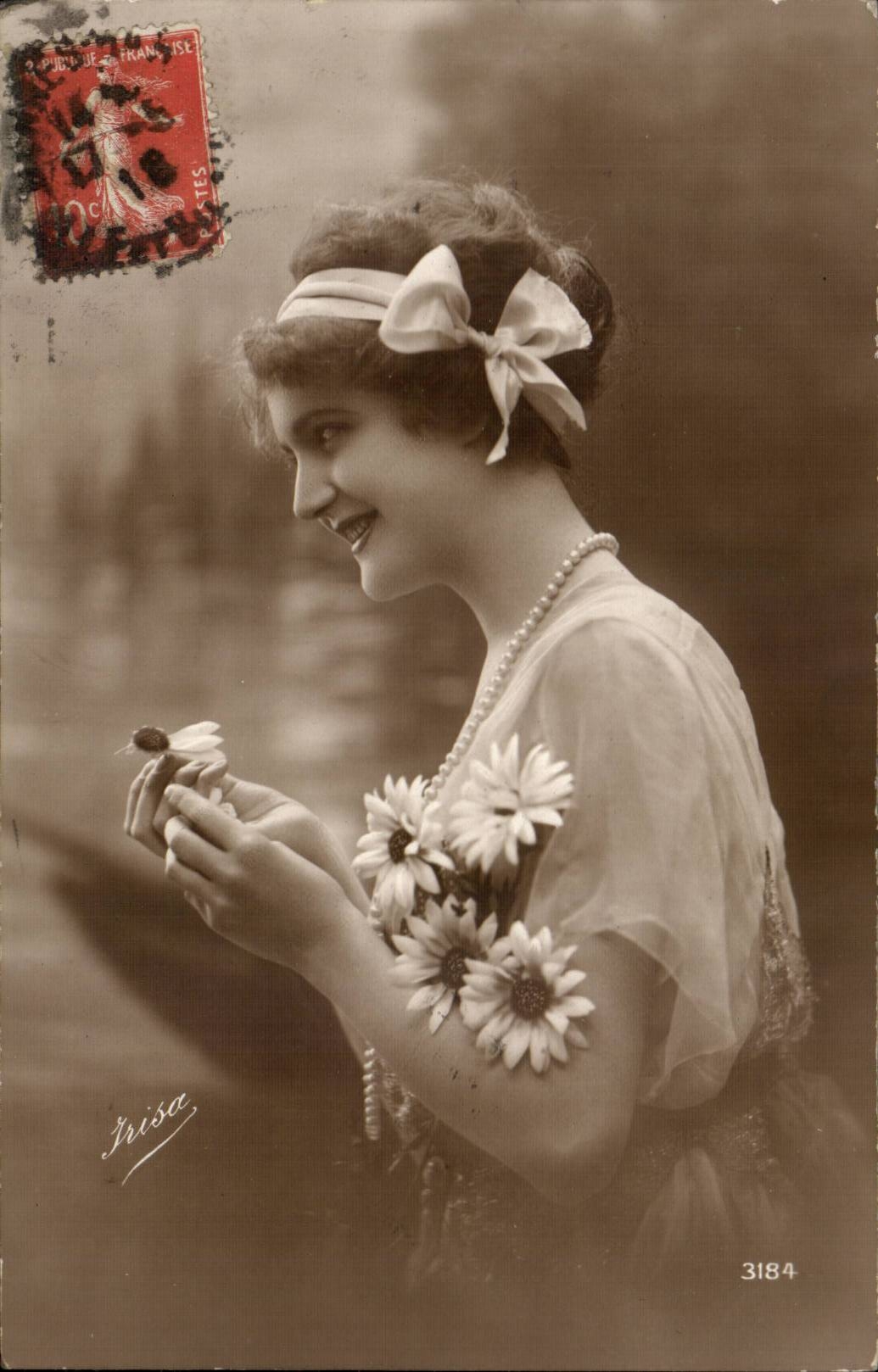 Jeune femme avec des marguerites — photo de studio — Irisa, n° 3184
