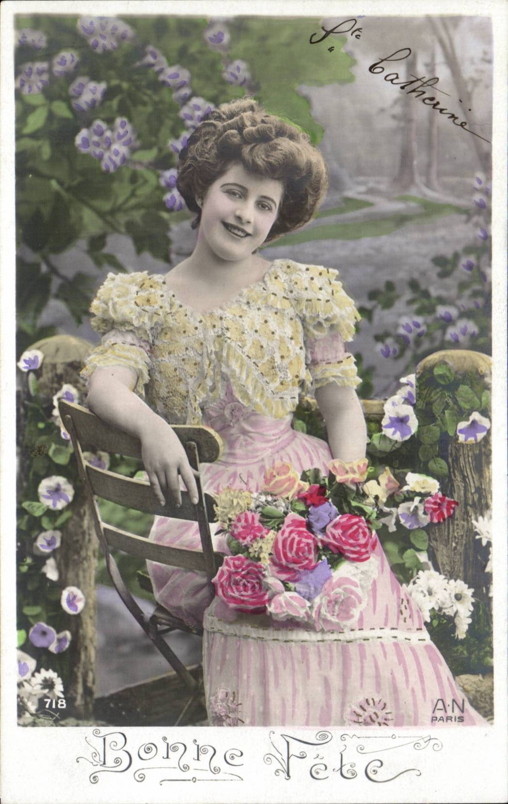 Jeune femme en robe rose et jaune — avec bouquet de roses — A.N. PARIS n°718
