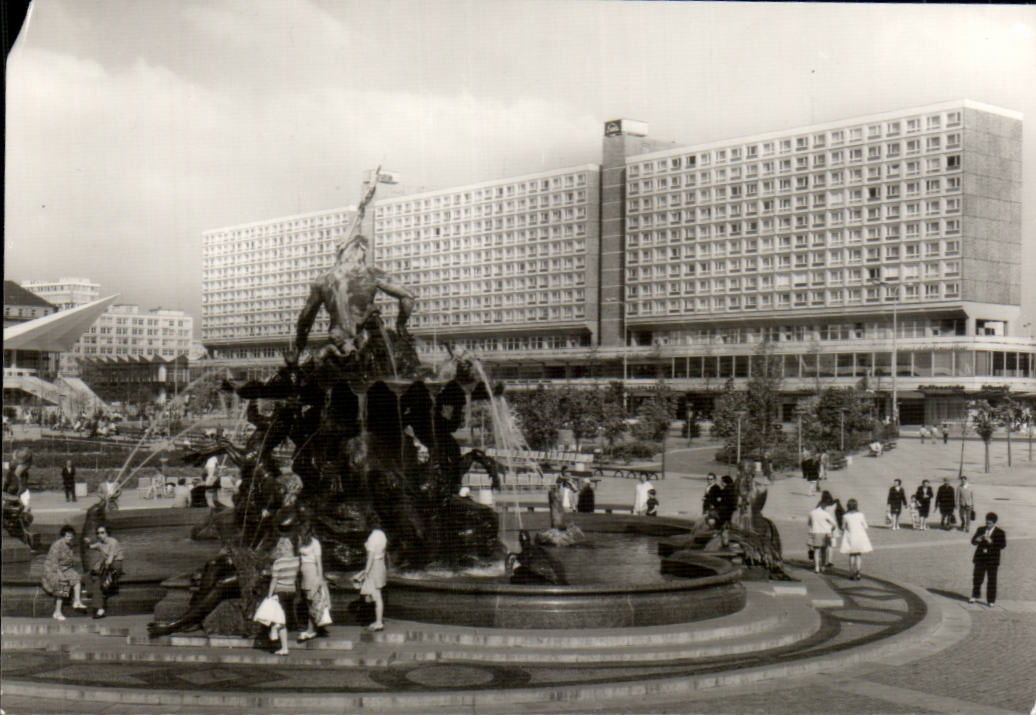 CPSM Berlin Haupstadt der DDR Netptunbrunnen und Rathausstrasse