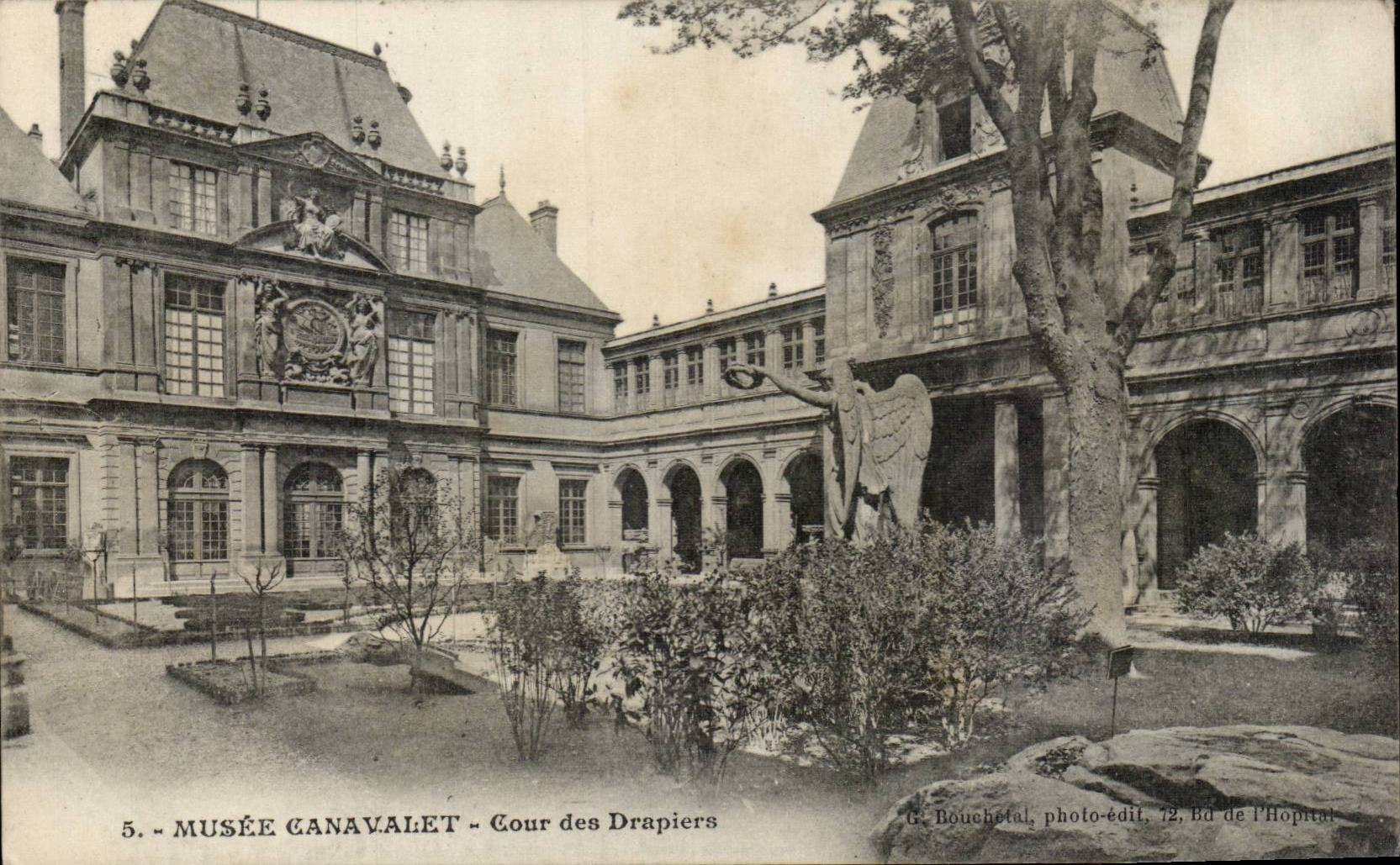 Paris CPA Musee Carnavalet Cour des drapiers