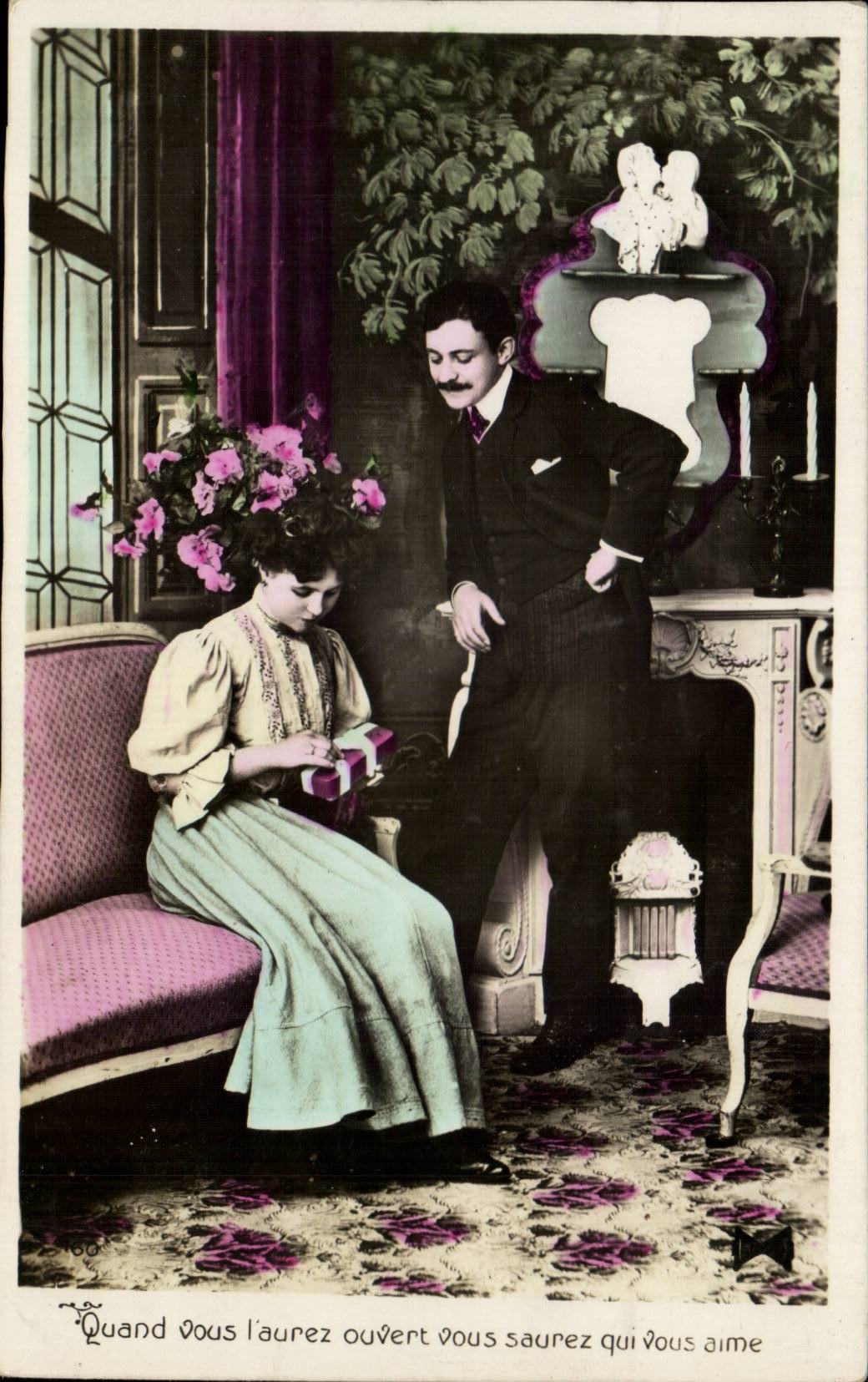 Ein Paar in einem Wohnzimmer — romantischer Text — CPAPHIL n°760