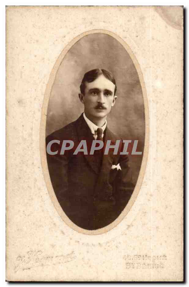 Portrait d'homme à moustache — studio photographique — éditeur non identifiable