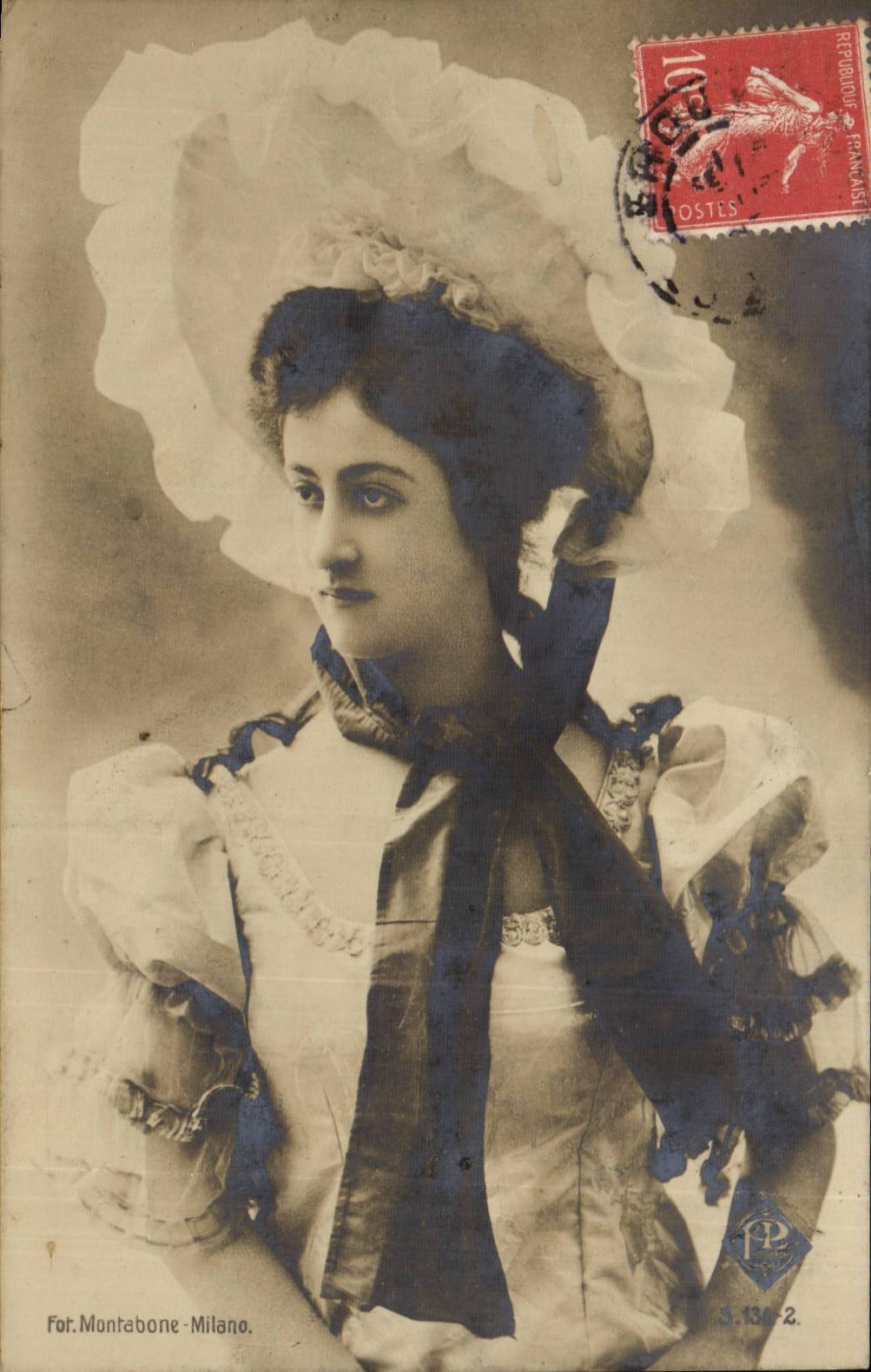 Jeune femme en chapeau à volants — Fot. Montabone - Milano — S. 136-2