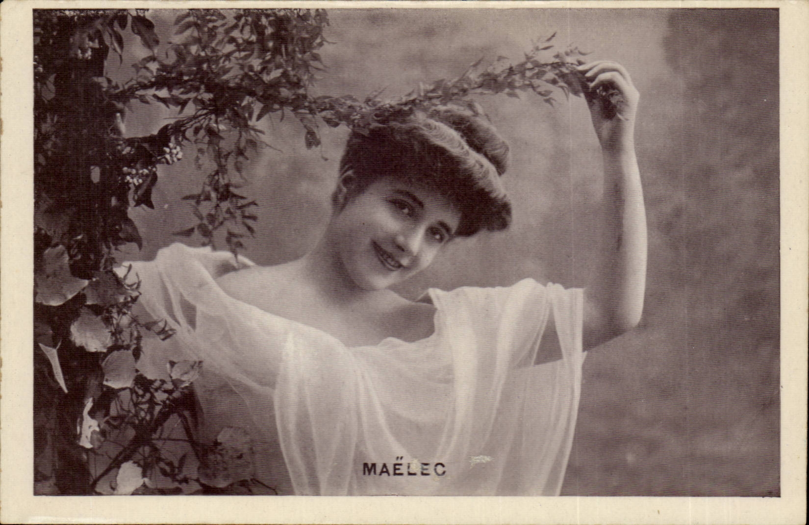 Maëlec — Portrait d'une jeune femme souriante parmi les feuillages — Maëlec