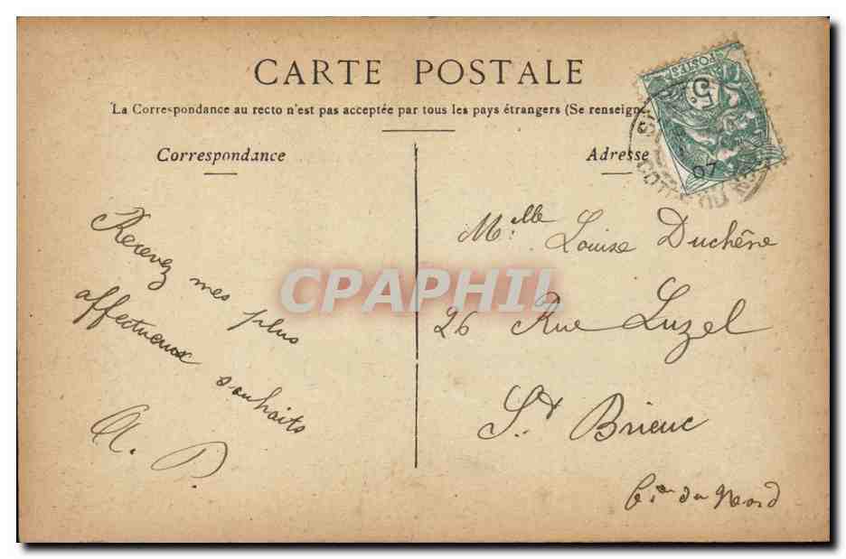 Maëlec — Portrait d'une jeune femme souriante parmi les feuillages — Maëlec — Reverso