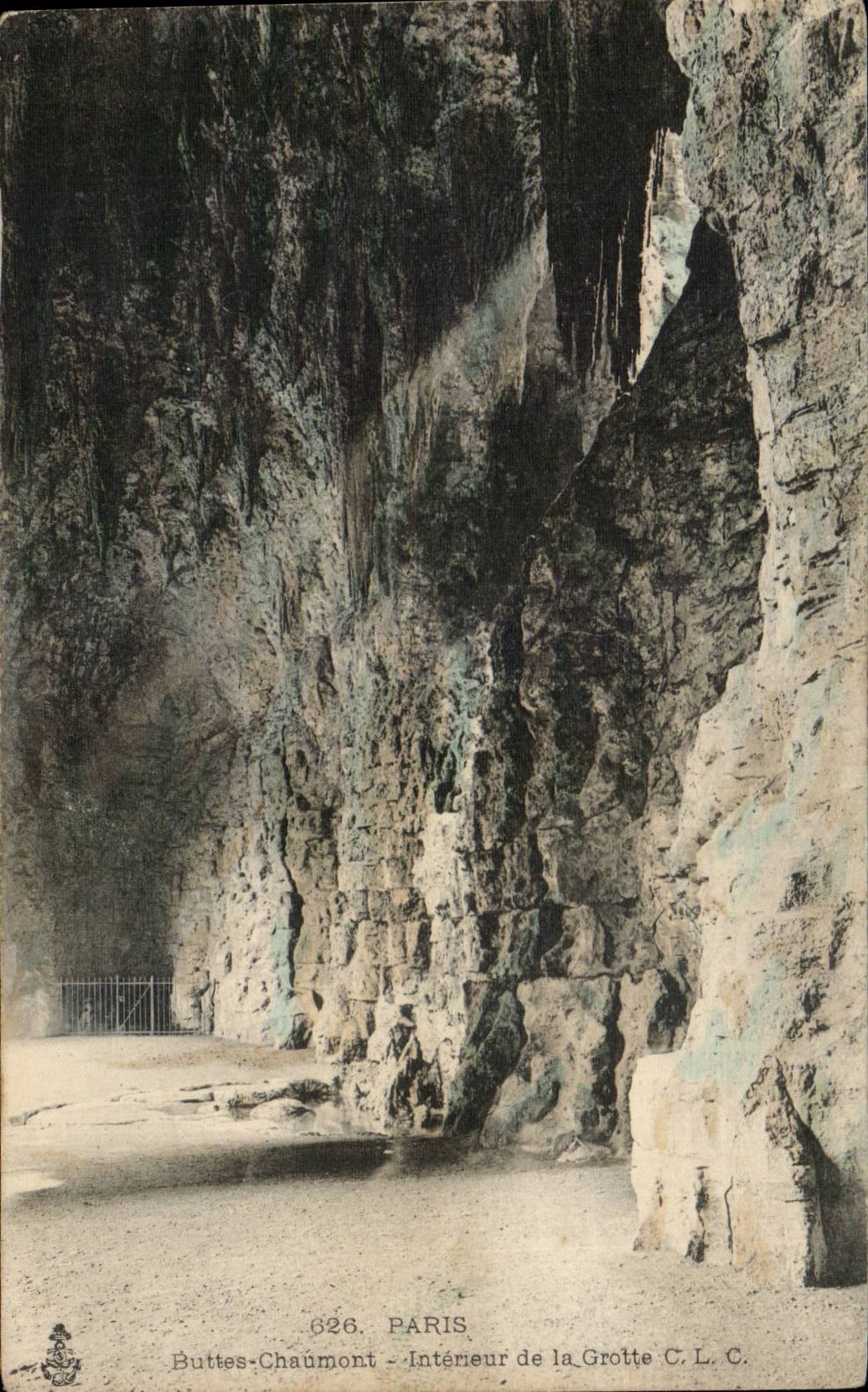Paris CPA Buttes Chaumont Interieur de la grotte