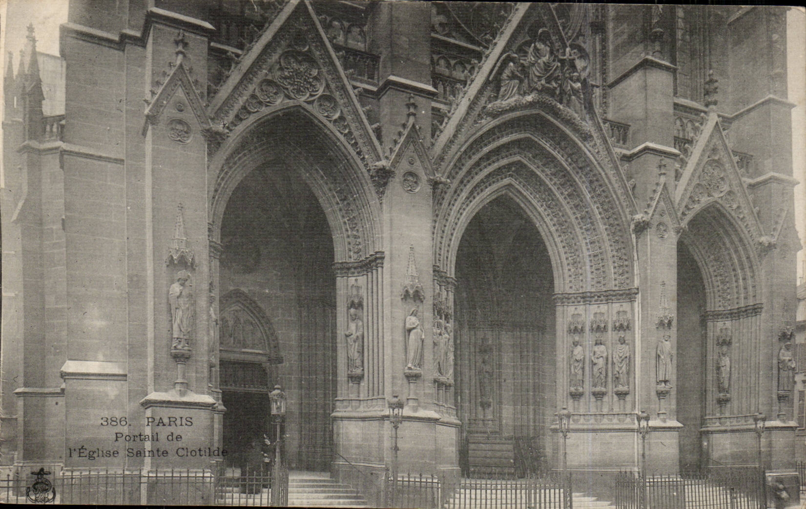 Paris CPA Portail de l'eglise Sainte Clotilde
