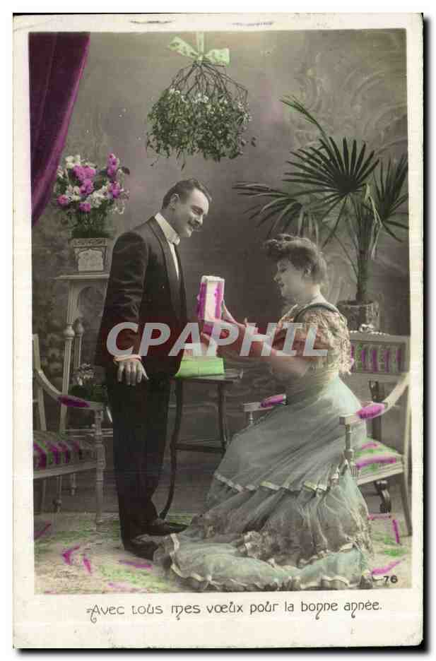 Un homme offrant un cadeau à une femme assise — CPA n°76 — éditeur C. P. A. Phil