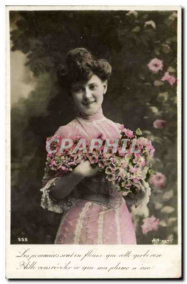 Jeune femme en robe rose tenant un bouquet — AN Paris, série SSS