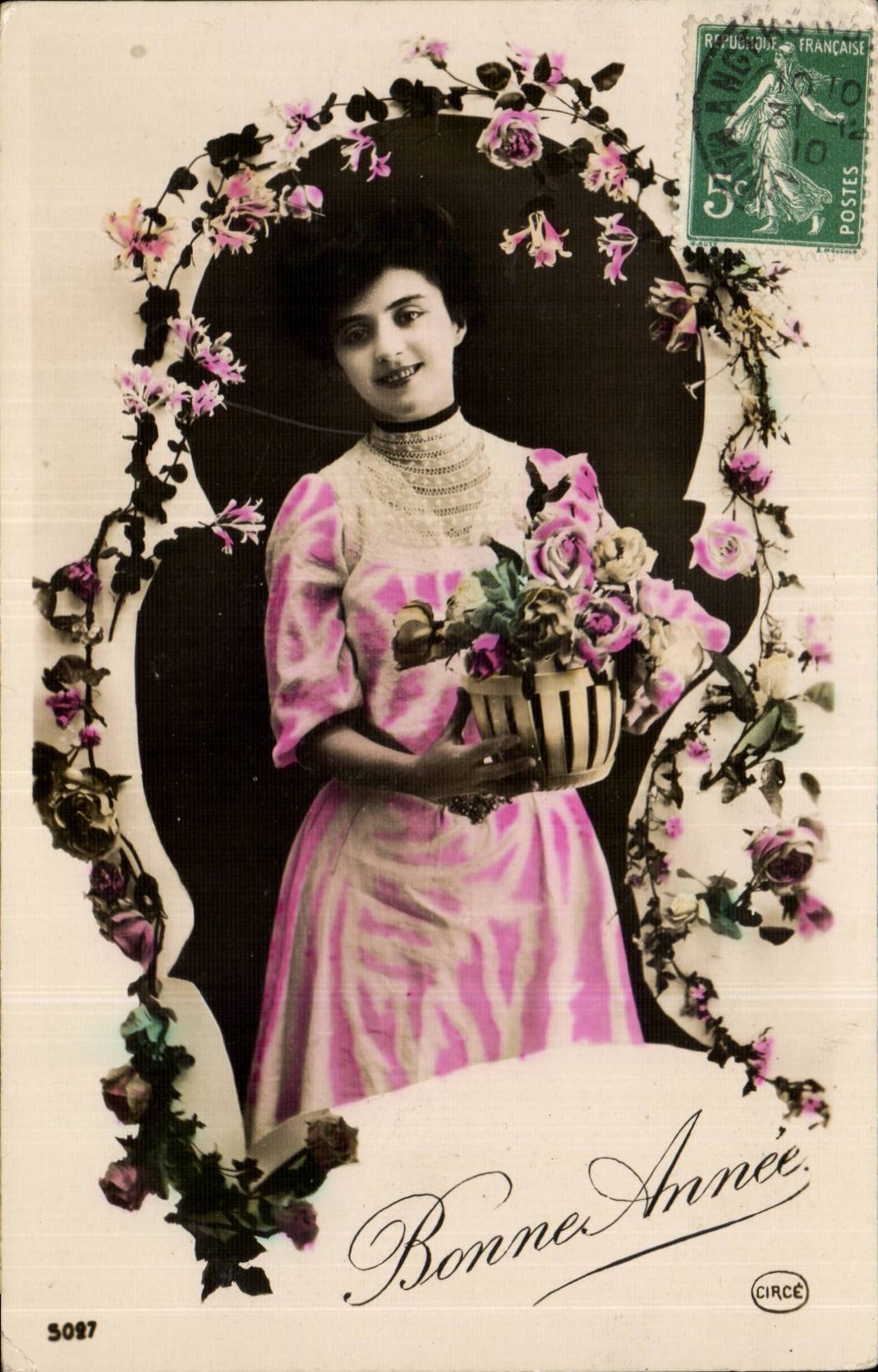 Joven mujer en vestido rosa — con corona de flores — CIRCÉ n°5087