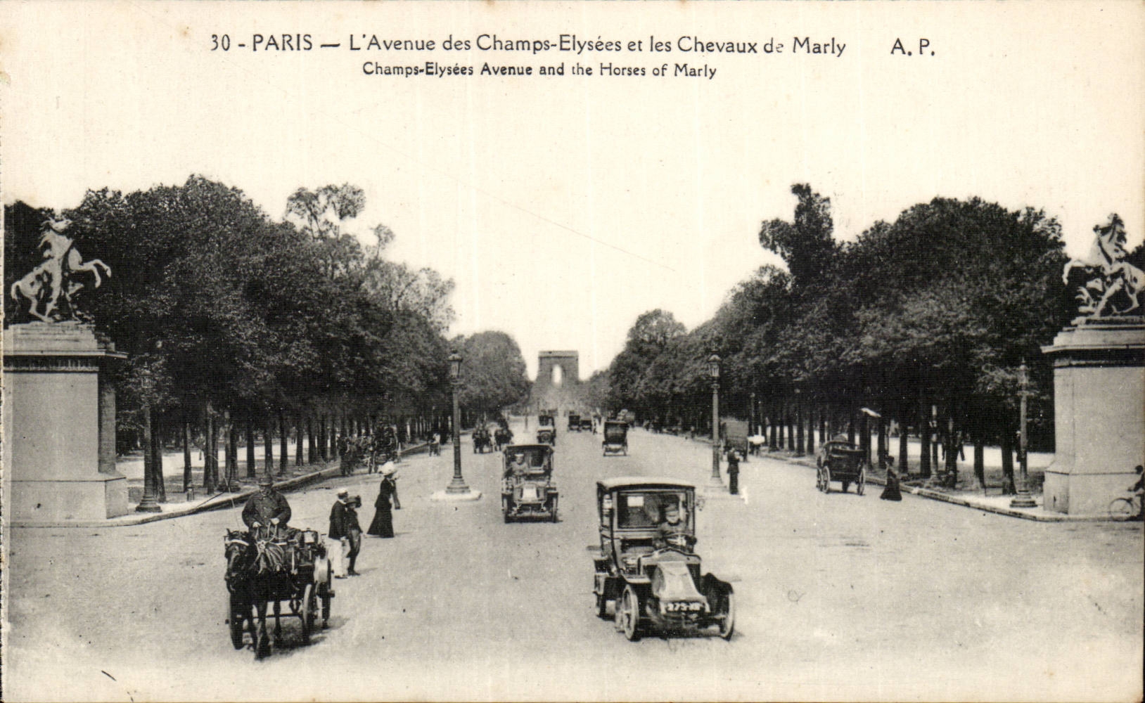 Paris CPA L'avenue des Champs Elysees et les chevaux de Marly