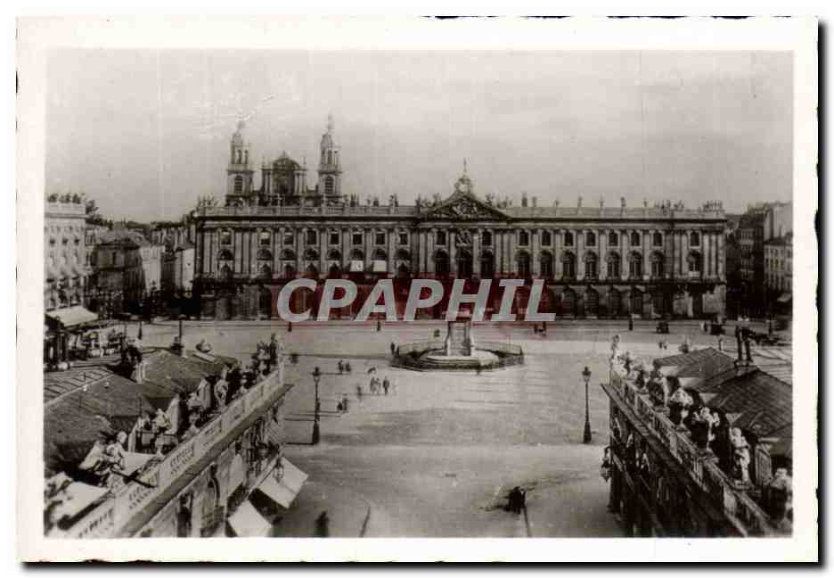 NANCY - La Place Stanislas — vue panoramique avec la fontaine centrale et le bâtiment principal — éditeur inconnu