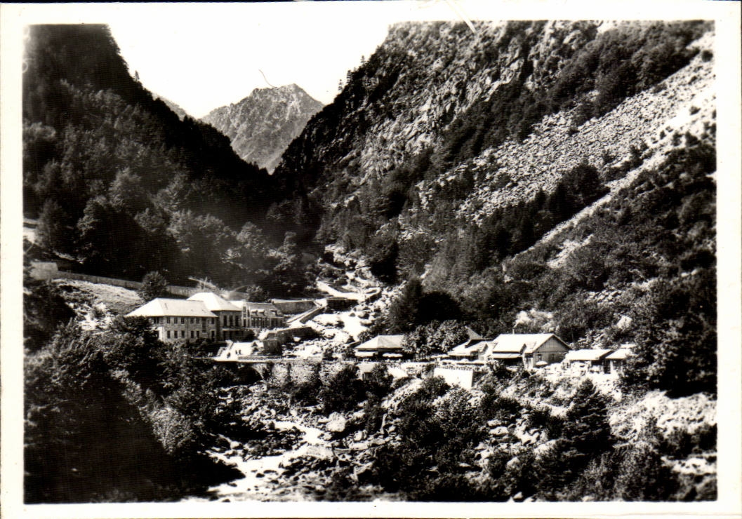Cauterets - Les Thermes des Griffons au Pont St-Sauveur et terre-plein de la Raillière