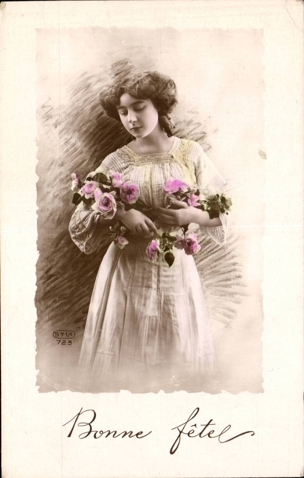 Jeune femme tenant des roses — Bonne fête — SYU 723
