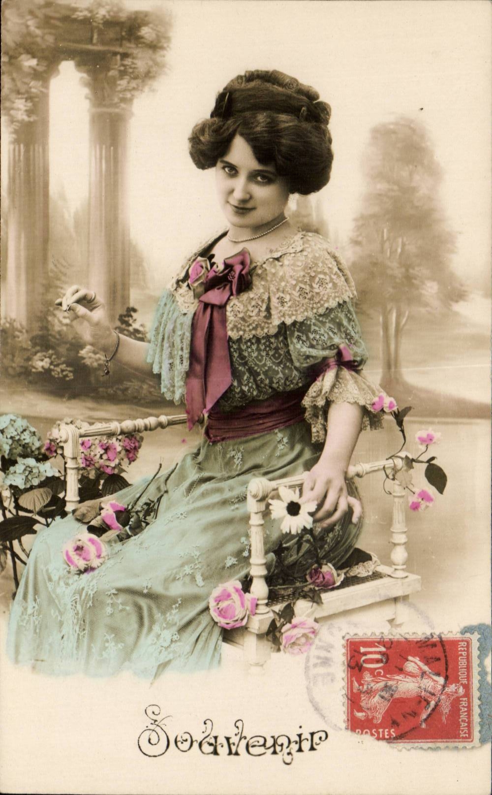 Jeune femme en robe brodée — Souvenir — Éditeur : Laverlois (vers 1900)
