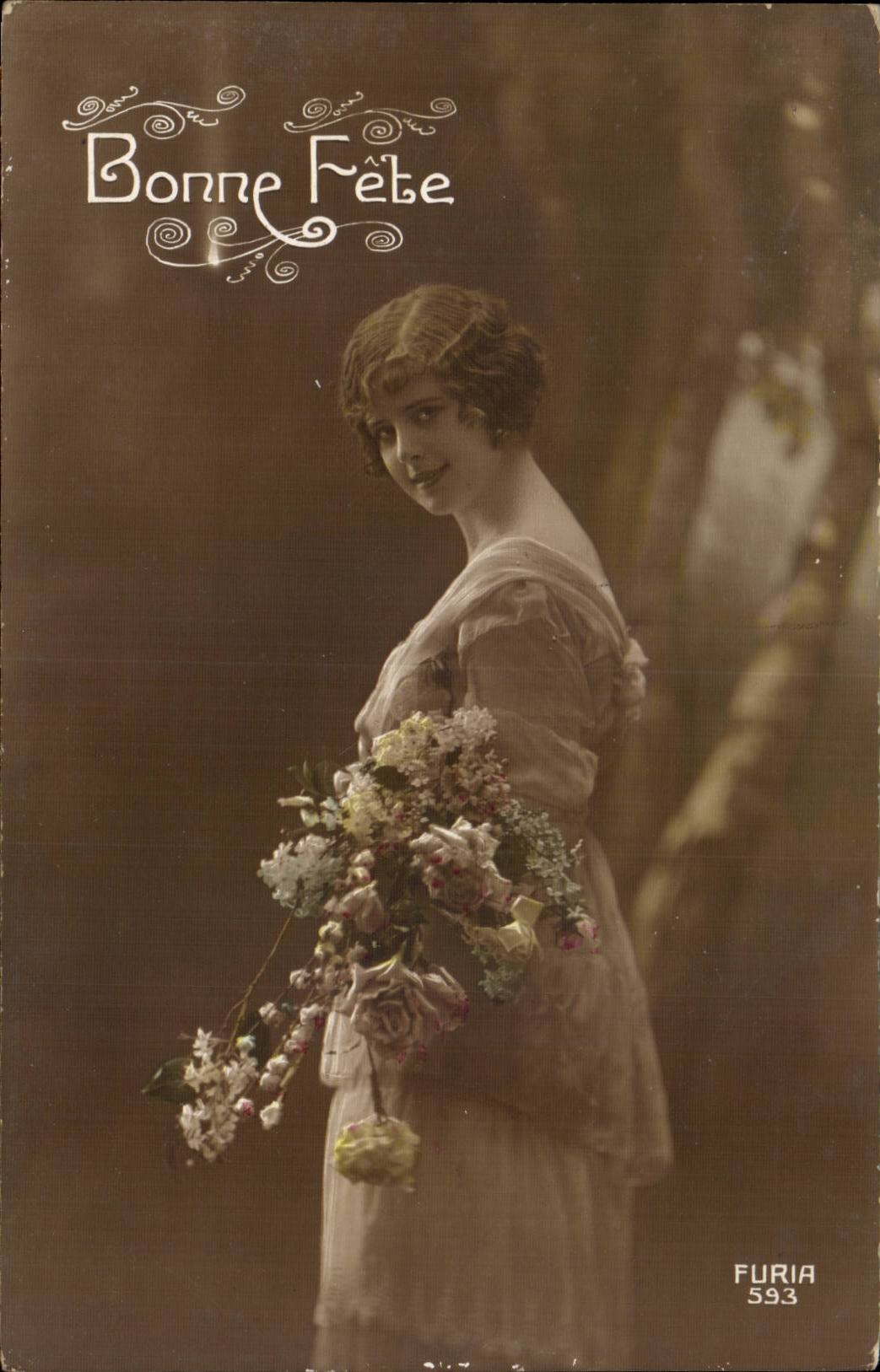 Femme en robe de style 1910 — tenant un bouquet — éditée par Furia n° 593