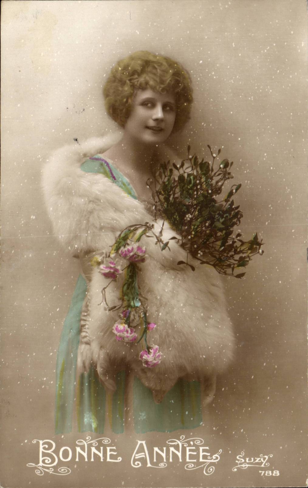 Femme en fourrure tenant un bouquet — Bonne Année — Suzy 788