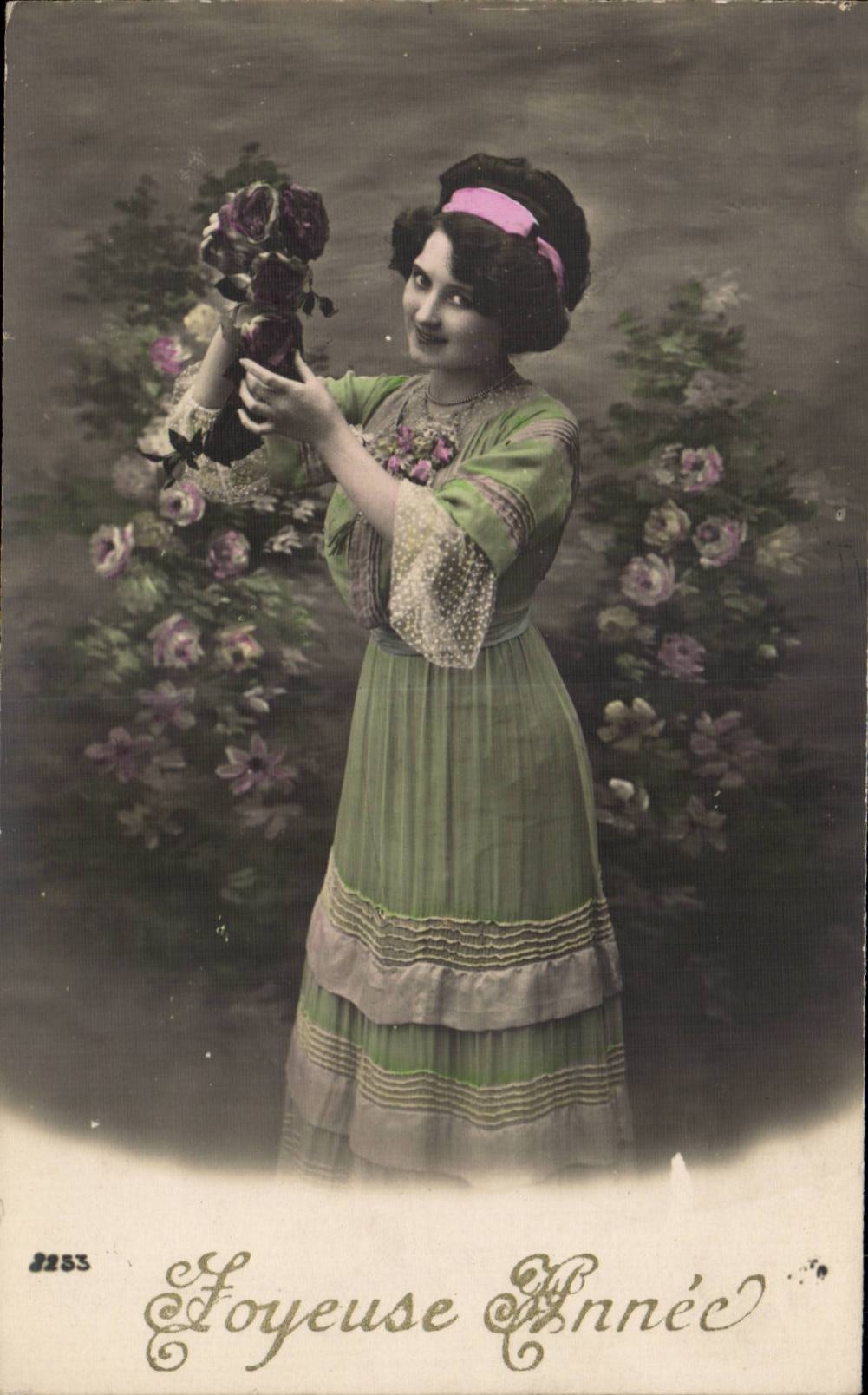 Jeune femme en robe verte tenant un bouquet — 'Foyeuse Année' — n° 8253
