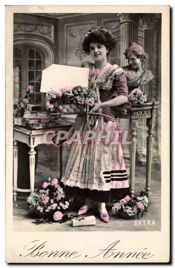 Femme en robe colorée tenant un panier de fleurs — Bonne Année — EXTRA