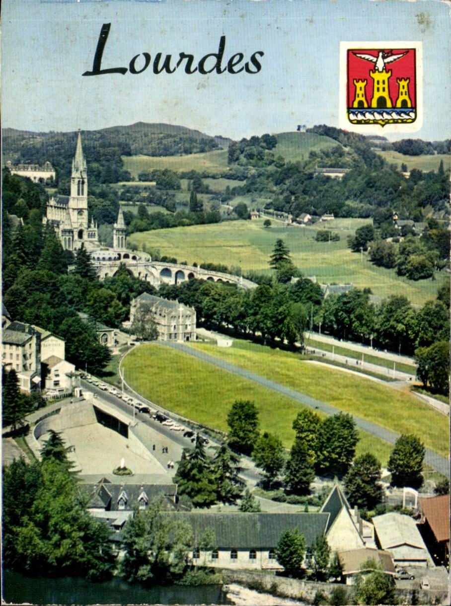 Lourdes — vue aérienne de la basilique et du paysage — éditeur non visible