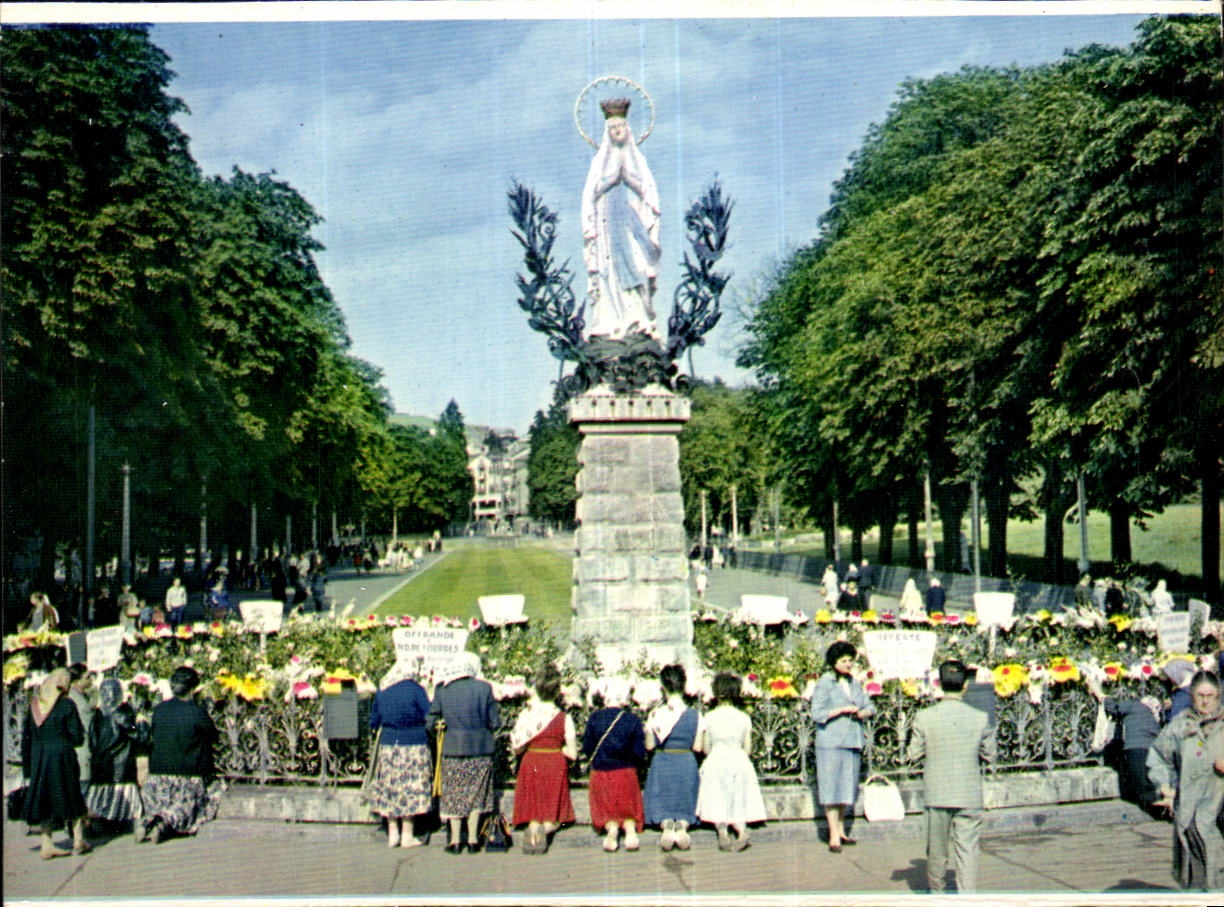 Lourdes CPA La vierge couronnee
