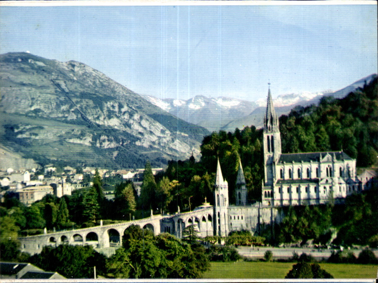 Lourdes CPA La basilique et le pic du Jer