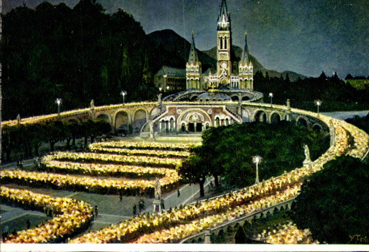 Lourdes CPA La basilique illuminee et la procession aux flambeau