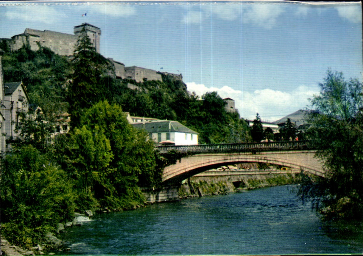 Lourdes CPA Le chateau fort le pont Saint Michel et le Gave