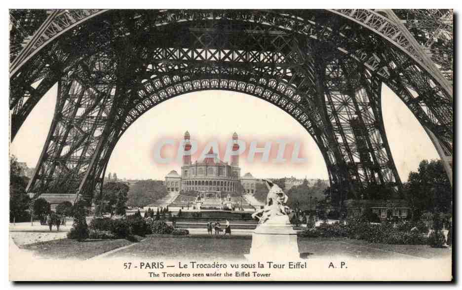 Paris CPA Trocadero vu sous la Tour Eiffel