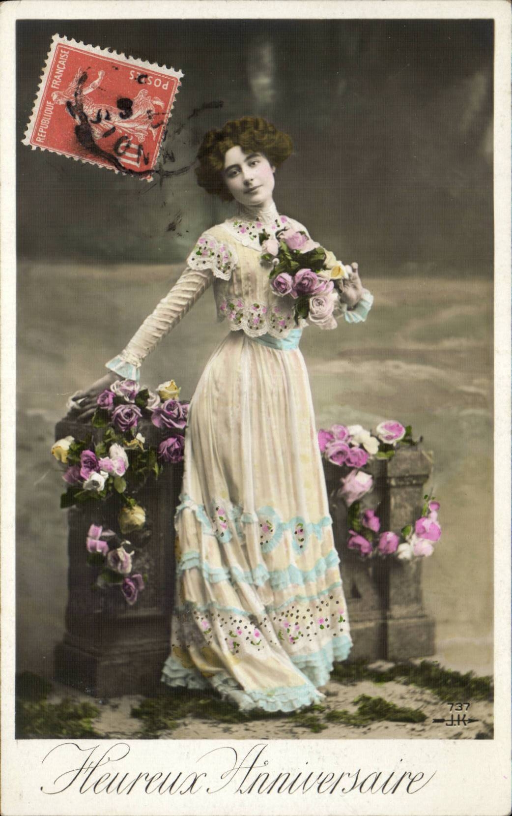Femme en robe fleurie tenant un bouquet de roses — Anniversaire — J.K. n°737