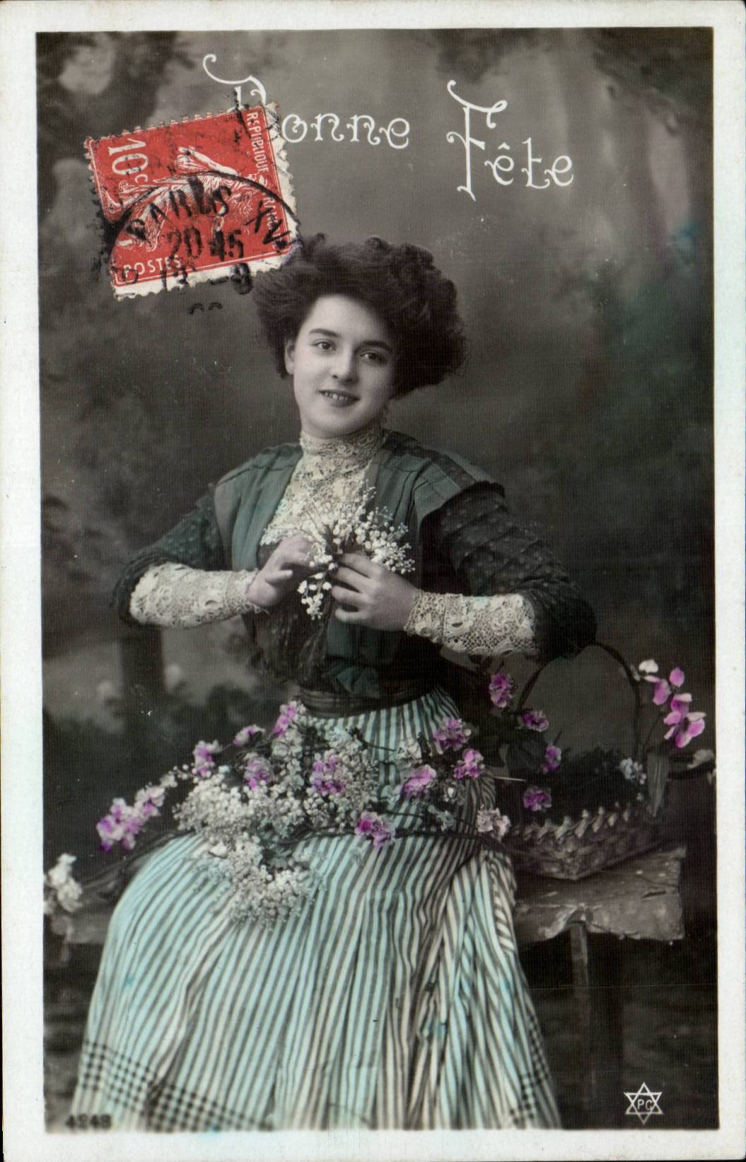 Jeune femme en robe à rayures — Bonne Fête — éditeur PC 4548